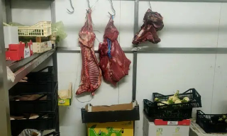 Frutta e verdura marcia e carne mal conservata, attività sospesa e sanzionato il titolare